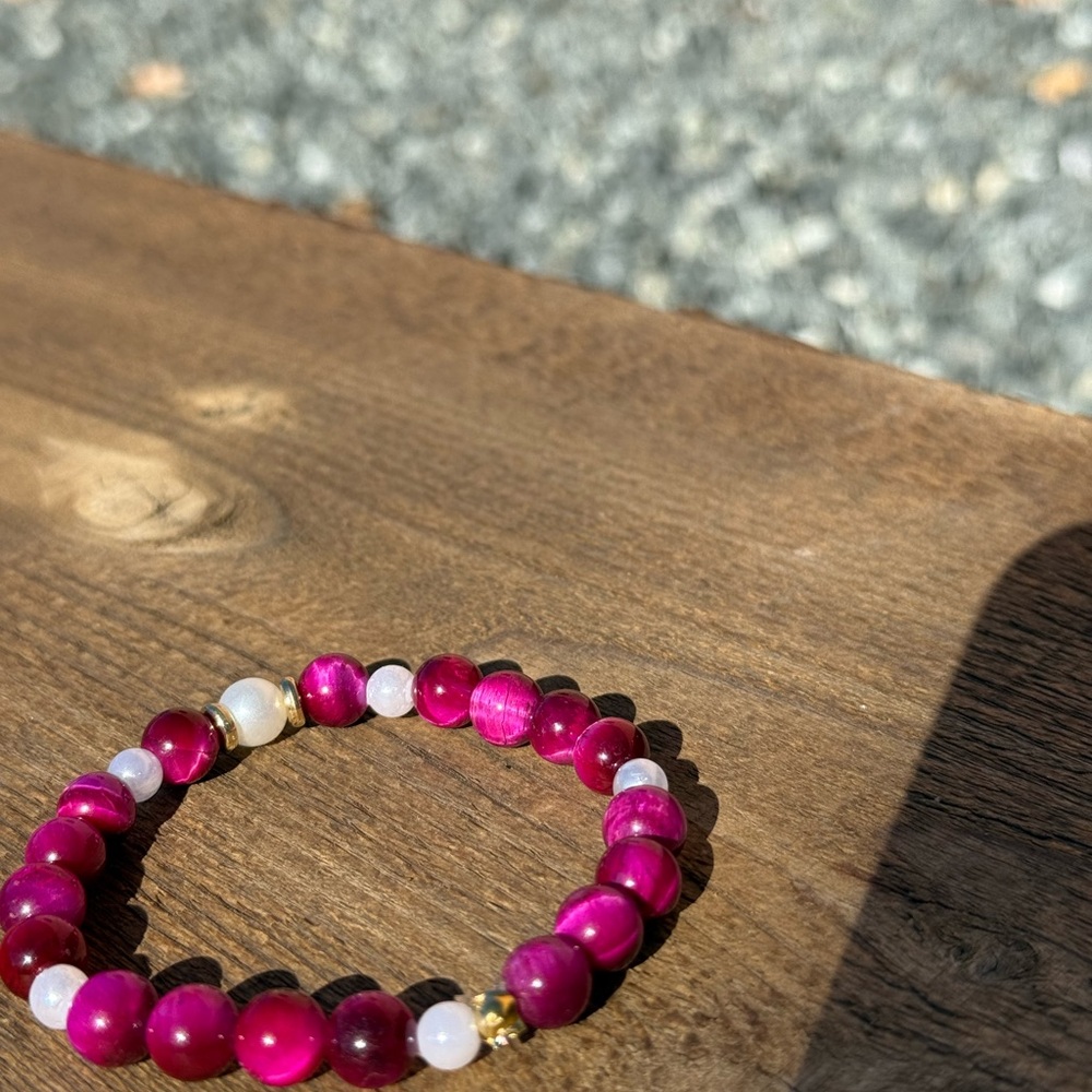Pink dyed agate and White pearl with gold findings Beaded Bracelet